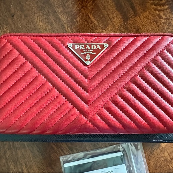 Authentic PRADA Red Calfskin V Diagramme Zippy Wallet RARE Stitched Leather - Picture 3 of 13